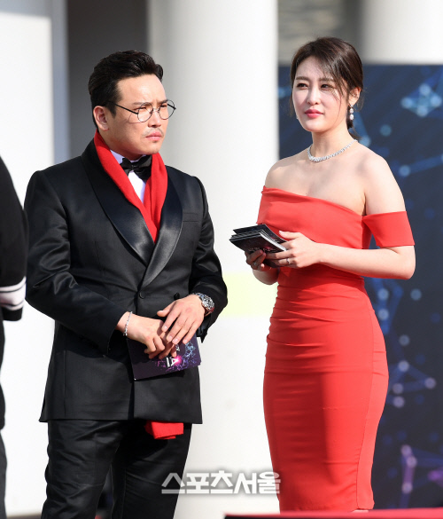 [포토] 딩동-신아영 아나, '더팩트 뮤직 어워즈' 레드카펫 MC