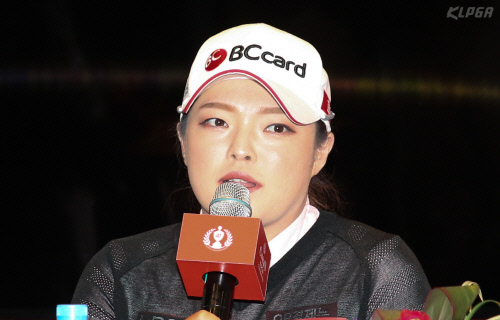 크리스 F&C 제41회 KLPGA 챔피언십 공식 기자회견에서 기자들의 질문에 답하는 장하나