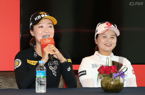 크리스 F&C 제41회 KLPGA 챔피언십 공식 기자회견에서 기자들의 질문에 답하는 오지현