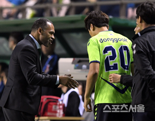 [포토] 전북 모라이스 감독, 후반 조커로...이동국을!