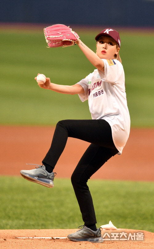 마운드에서 시구하는 래퍼 키썸[포토]