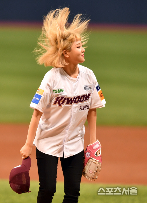 키움-두산전 시구 나선 래퍼 키썸[포토]