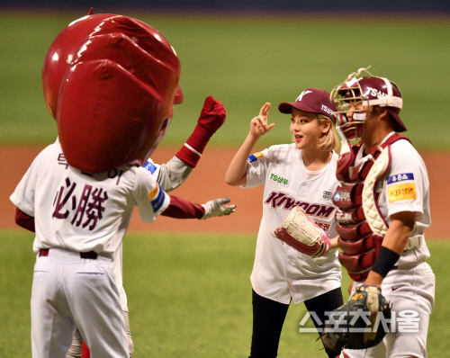 시구 나선 래퍼 키썸, 히어로즈 두번째 시구도 승리를[포토]