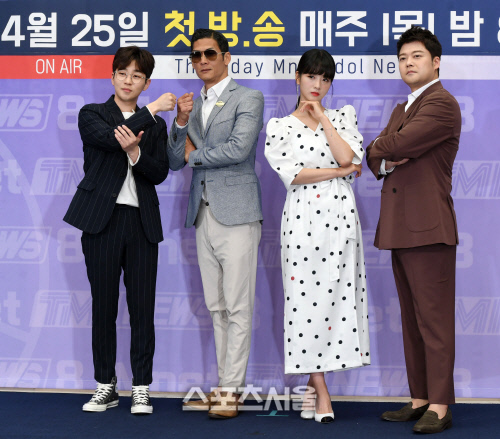 TMI NEWS 전현무 앵커와 열혈기자단 [포토]