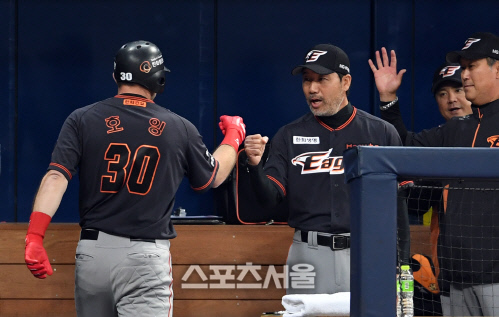[포토]호잉의 홈런 축하하는 한용덕 감독