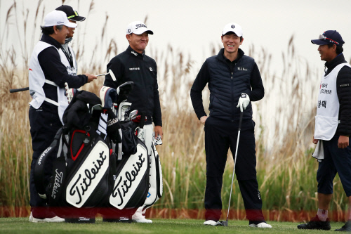  역대급 한파에 강풍까지, 전북오픈 추위와 전쟁