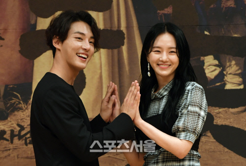 [포토]\'녹두꽃\' 제작발표회, 함께 손 모은 윤시윤과 박규영