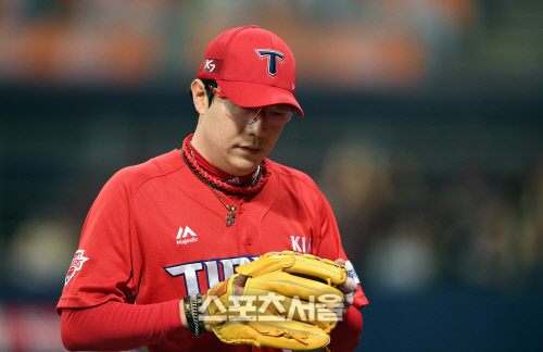 [포토]KIA 양현종, 4.1이닝 8실점(7자책) 강판