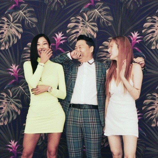 "화기애애 피네이션" 싸이, '좌 제시·우 현아' 사이에서 행복 미소