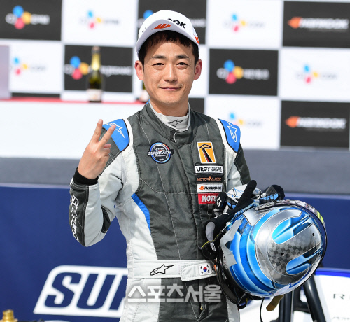 개그맨 한민관, 슈퍼레이스 래디컬 컵 아시아에서 3위 차지!