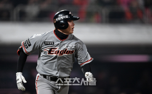 [포토]한화 정은원, kt 선발 알칸타라 상대 2타점 2루타