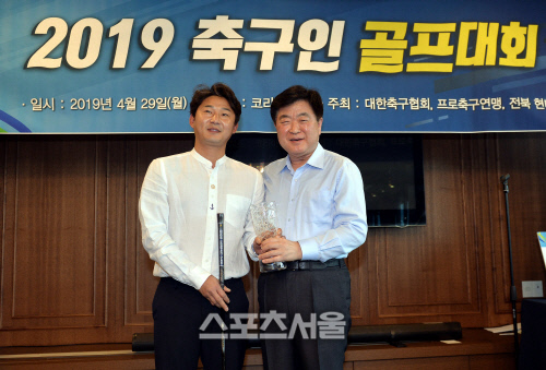 [포토] 이천수, 축구인 골프대회 메달리스트 수상