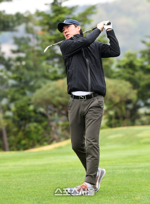 티샷하는대한축구협회홍명보전무