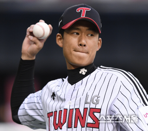 [포토] LG 류형우, 1루수...선발 출전합니다~