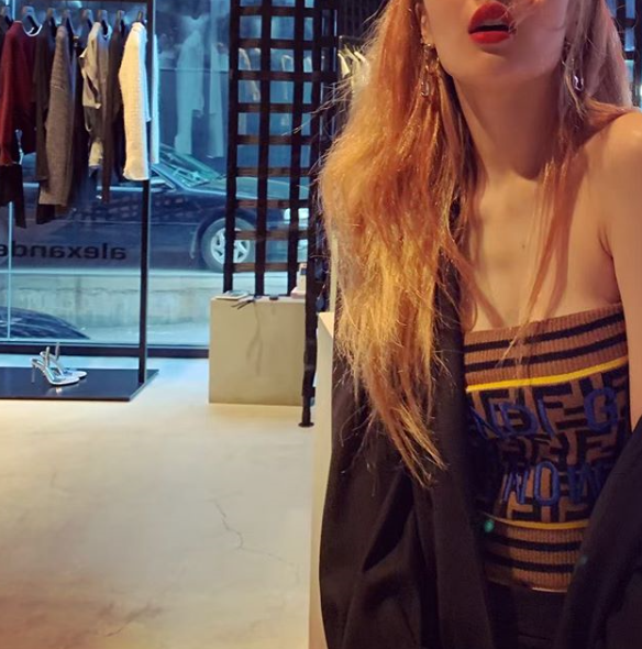 '일상복도 여신' 현아, 가녀린 어깨+모델 몸매 화제[★SNS]