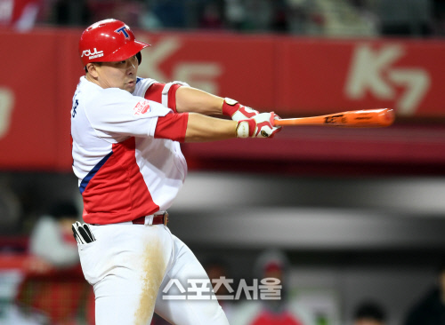 [포토] 안치홍 \'득점 기회 만들었어\'