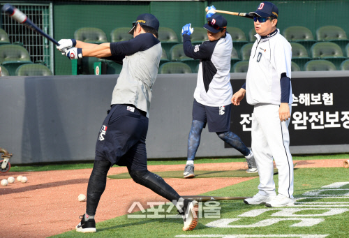 김태형 감독, 김재호 타격 좀 볼까[포토]