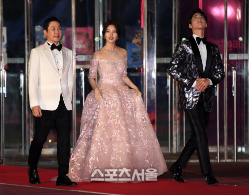 [포토]백상예술대상 진행을 위해 입장하는 신동엽-수지-박보검