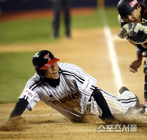 [포토] LG 김용의, 동점 득점 만드는...과감한 홈 대시!