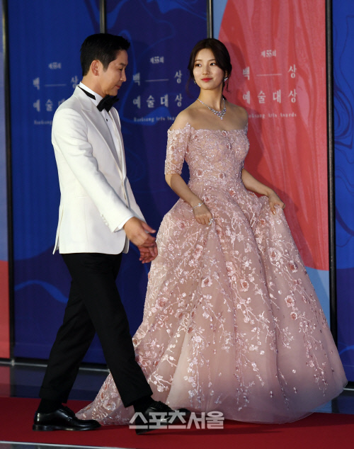 [포토]백상예술대상 MC 수지, 신동엽의 에스코트 받으며