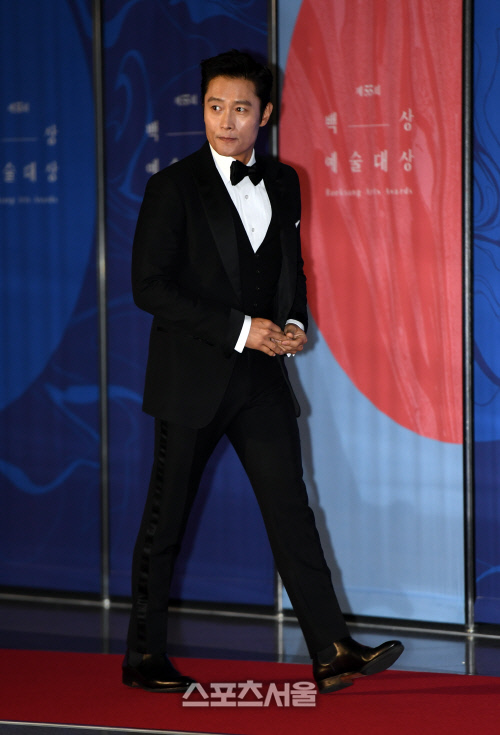 [포토]백상예술대상 레드카펫 밟는 '미스터 션샤인' 이병헌