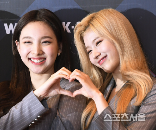[포토] 트와이스 나연, 사나와 함께 해요~