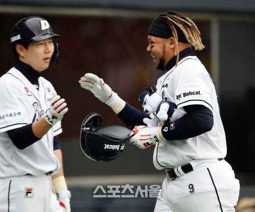 두산 페르난데스 6,7호 홈런... 박건우, 또 쳤어? [포토]