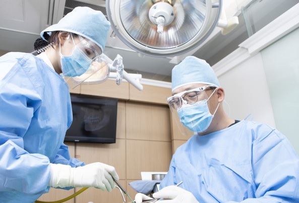 임플란트 시술을 원한다면, 알아두어야 할 점