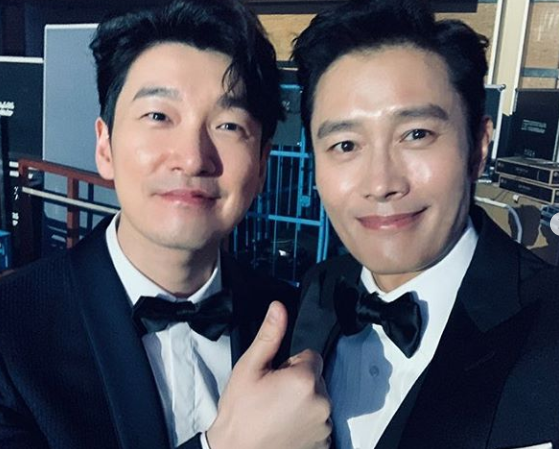 이병헌, 조승우와 '백상' 비하인드컷 공개 "네가 시상해 더 좋았다"