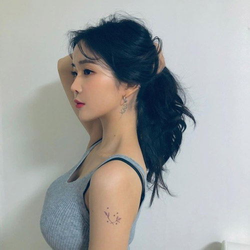 조현영, 밀착 민소매 의상에 드러난 볼륨감[★SNS]