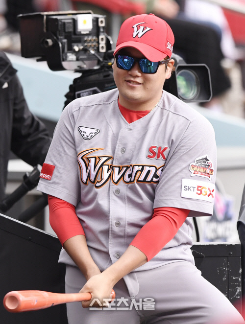 [포토] SK 김태훈, 오늘 방망이가 좀...?