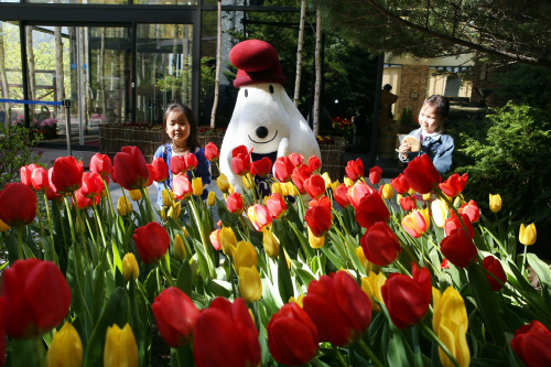 하이하우와 즐겁게 놀고있는 어린이 고객들 모습2