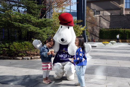 하이하우와 즐겁게 놀고있는 어린이 고객들 모습2