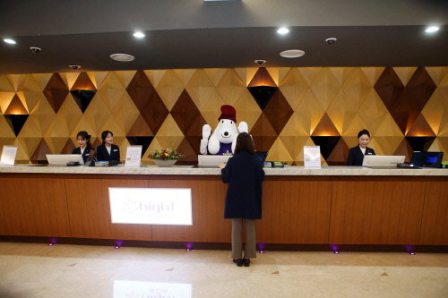 하이하우와 즐겁게 놀고있는 어린이 고객들 모습2