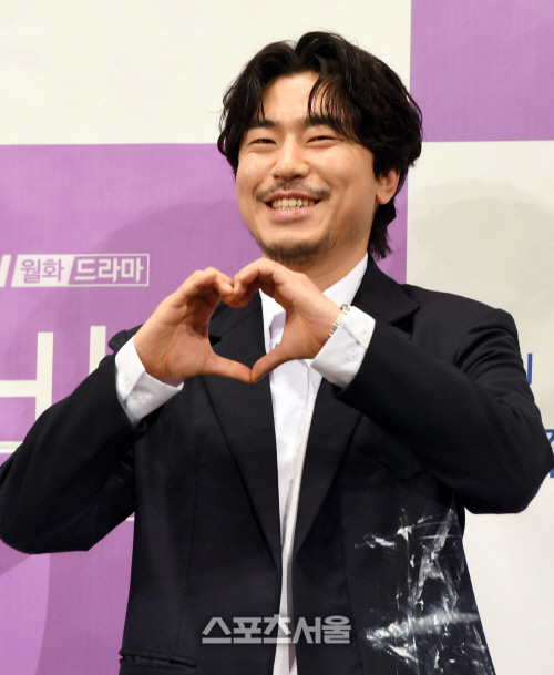 이시언...페인트 묻은거 아니에요