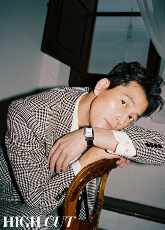 정우성 "말수 적었던 데뷔 초…시간 지나면서 여유 생겨" (화보)