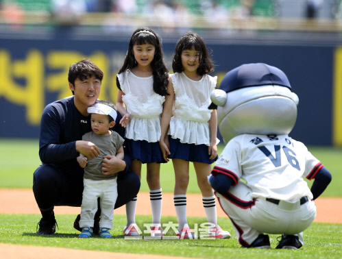 [포토] 배영수, 어린이날 맞아 자녀들과 야구장 나들이