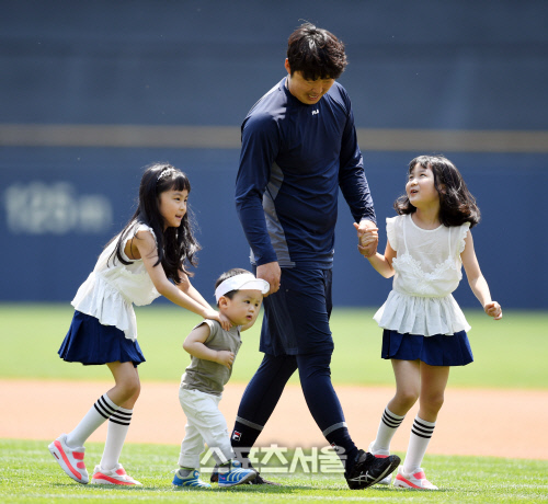 [포토] 배영수, 자녀들과 손에 손잡고