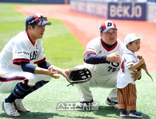 [포토] 조인성 코치, 운동장에서 아들과 함께