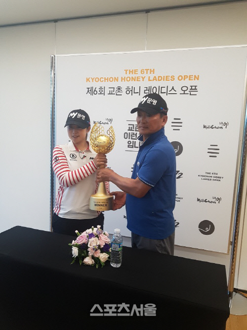 '첫 우승' 펑펑 운 박소연 "교촌 신(神)이 올해는 제게 온 것 같다" [교촌 허니 레이디스]