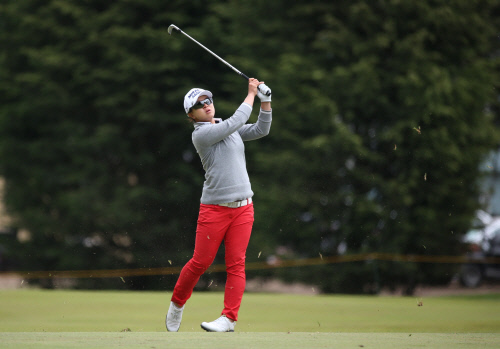 김세영 1번홀 아이언샷 날리고 있다