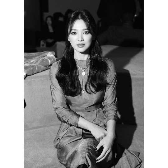 '리즈 미모 경신' 송혜교, 우아한 매력으로 시선 집중 [★SNS]