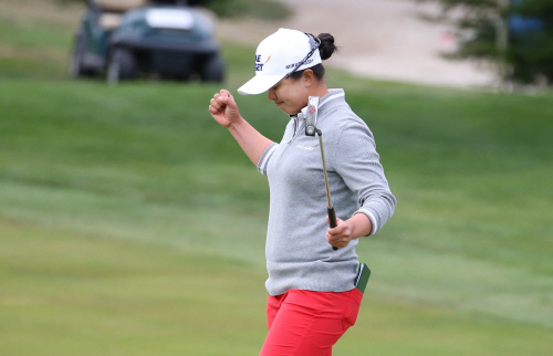 연장 첫번째 홀 우승 확정후 기뻐하는 김세영 (2)