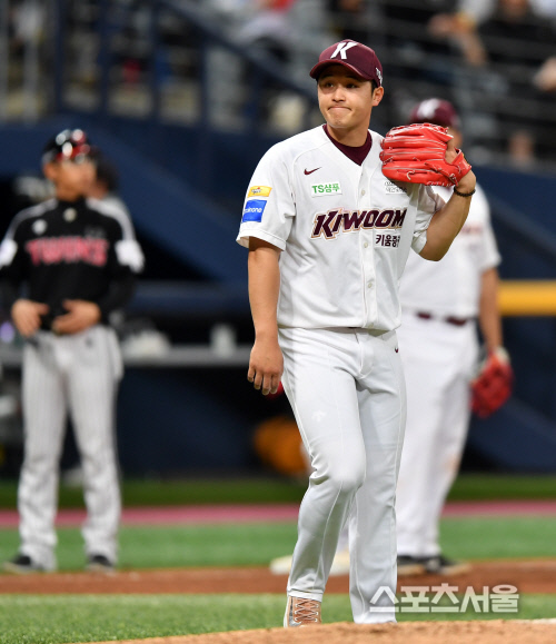 [포토]4회초 역전위기 맞은 최원태