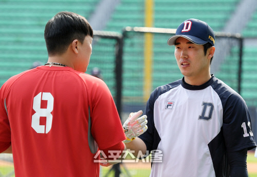 [포토]이야기 나누는 친구 사이, 안치홍과 허경민