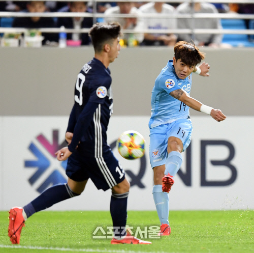 [포토] 중거리 골 넣는 김대원