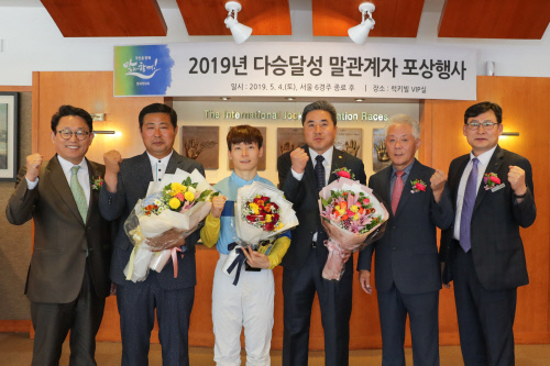 [경마단신]렛츠런파크 제주마 '백호평정' 데뷔 후 7연승 질주 外