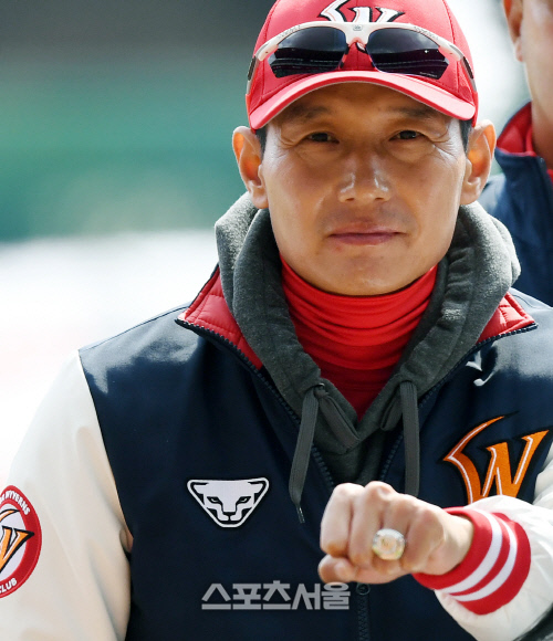 [포토] SK 염경엽 감독, 2018 우승 반지를 반짝이며~!
