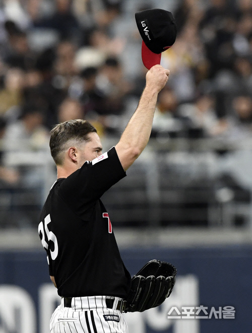 [포토] LG 윌슨, 모자를 벗더니...이형종에게?