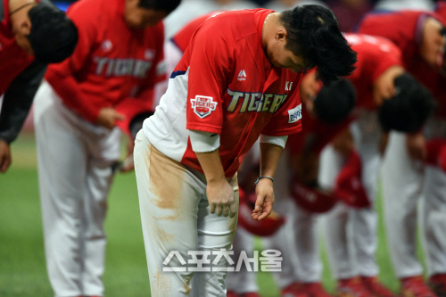 \'오늘도 죄송한 마음에 고개를 숙입니다\' 김선빈[포토]